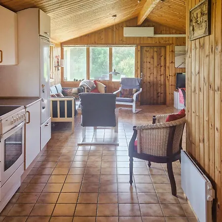 Three Bedroom In Casa de Férias Løkken